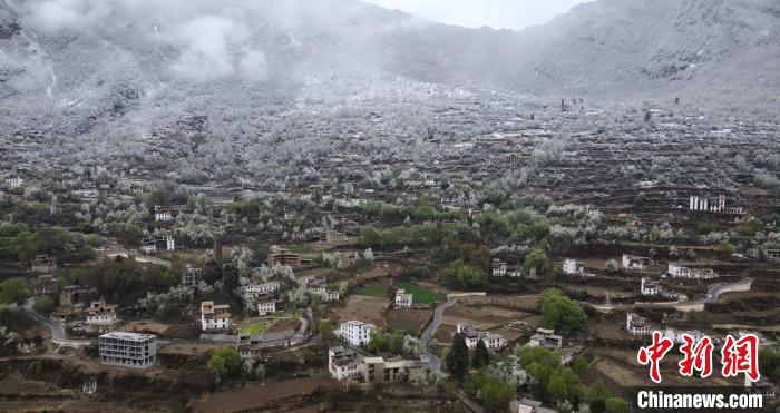 四川丹巴:雪后的古碉與藏寨美如畫(huà)