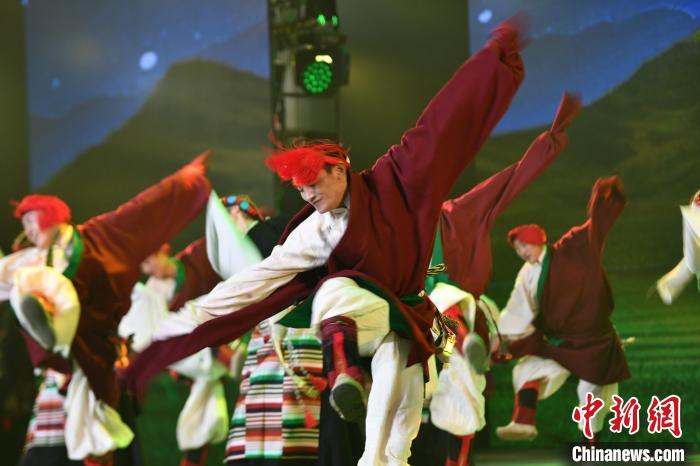 圖為演員在聯(lián)歡晚會上表演?！∝暩聛硭?攝