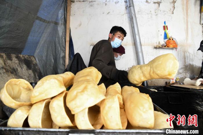 圖為拉薩手藝人制作藏歷新年供品“德卡”。　貢嘎來松 攝