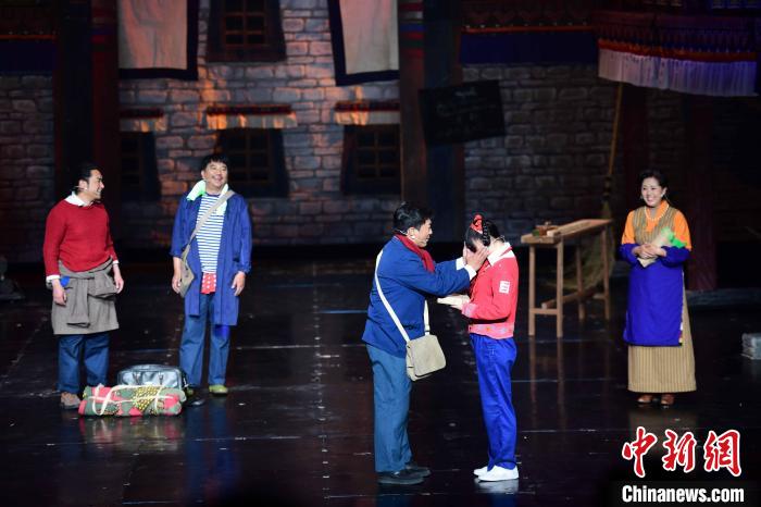 圖為西藏本土話劇《八廓街北院》演出現(xiàn)場(chǎng)?！∝暩聛?lái)松 攝