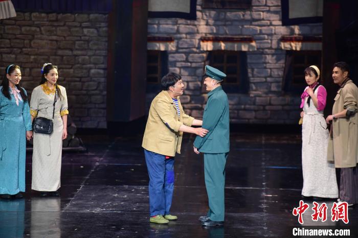 圖為西藏本土話劇《八廓街北院》演出現(xiàn)場(chǎng)。　劉瑤 攝