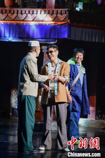 圖為西藏本土話劇《八廓街北院》演出現(xiàn)場(chǎng)。　貢嘎來(lái)松 攝