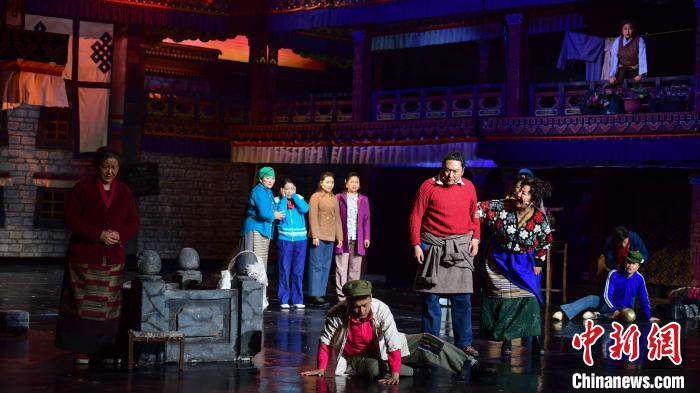 圖為西藏本土話劇《八廓街北院》演出現(xiàn)場(chǎng)?！∝暩聛?lái)松 攝
