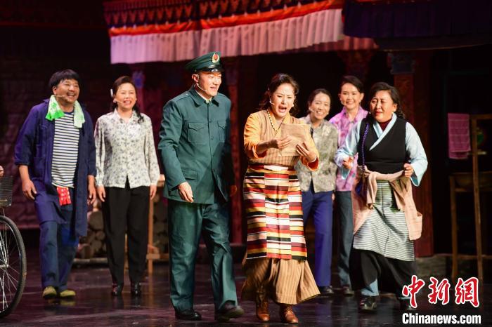 圖為西藏本土話劇《八廓街北院》演出現(xiàn)場(chǎng)?！∝暩聛?lái)松 攝
