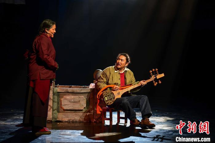 圖為西藏本土話劇《八廓街北院》演出現(xiàn)場(chǎng)。　貢嘎來(lái)松 攝