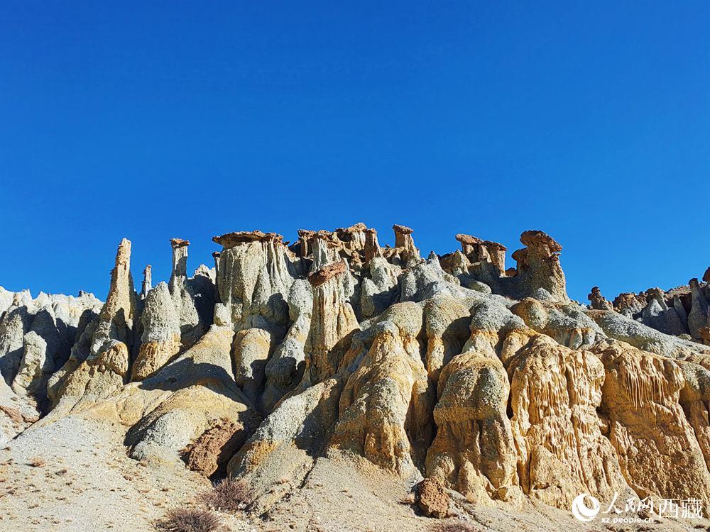 形態(tài)各異的土林。人民網(wǎng) 李海霞攝