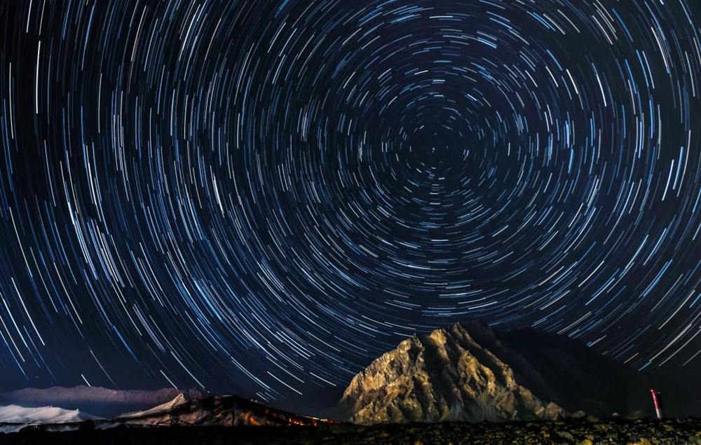 微微風(fēng)簇浪，散作滿河星。貢覺群培攝