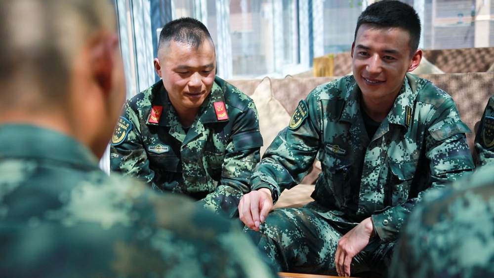 官兵正在陽光棚內(nèi)優(yōu)雅的環(huán)境中下象棋。