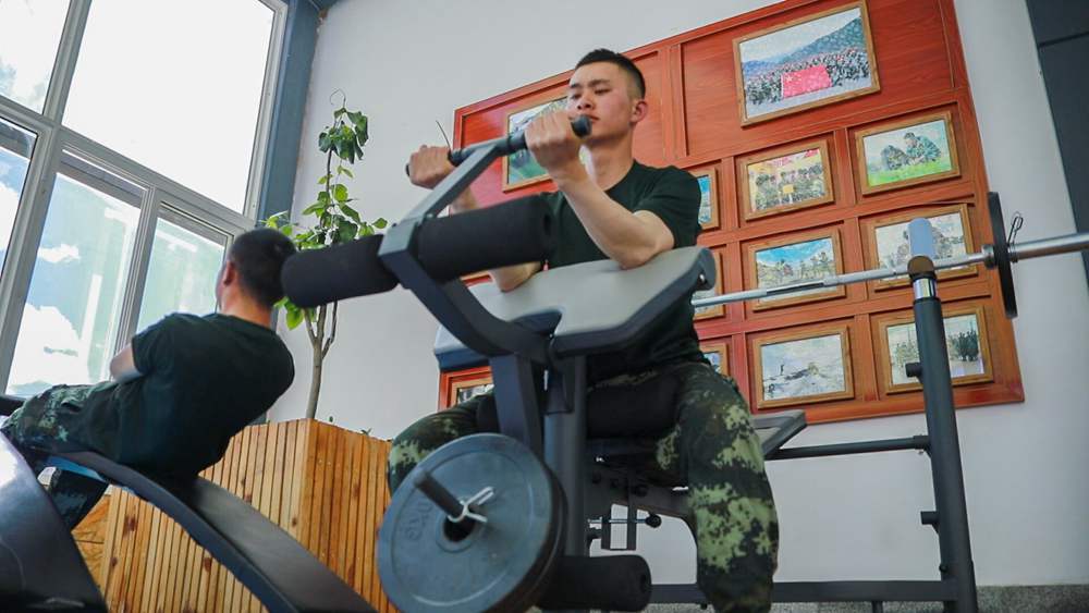 官兵正在陽光棚內(nèi)自我健身。