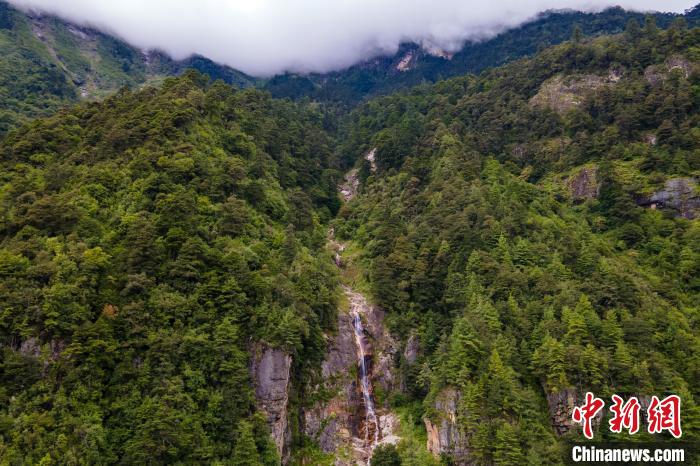 勒布溝的瀑布。　江飛波 攝