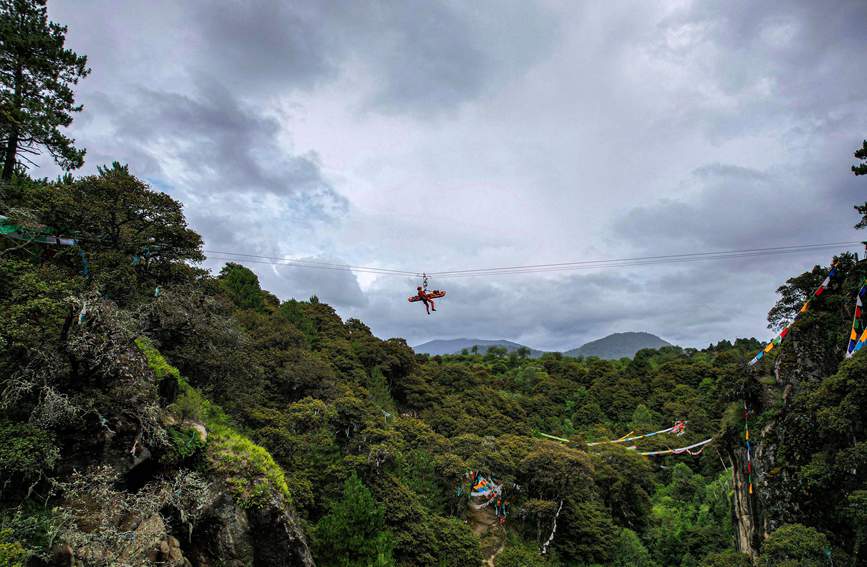 救援實(shí)戰(zhàn)訓(xùn)練中，消防員在云中漫步。西繞拉翁攝