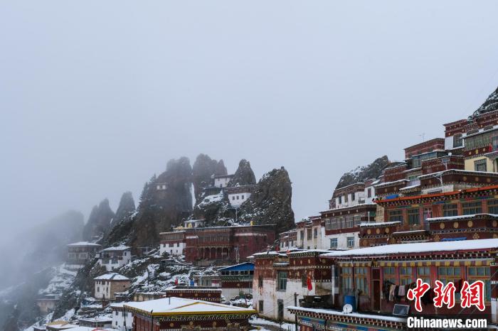 云霧環(huán)繞的孜珠寺。　江飛波 攝