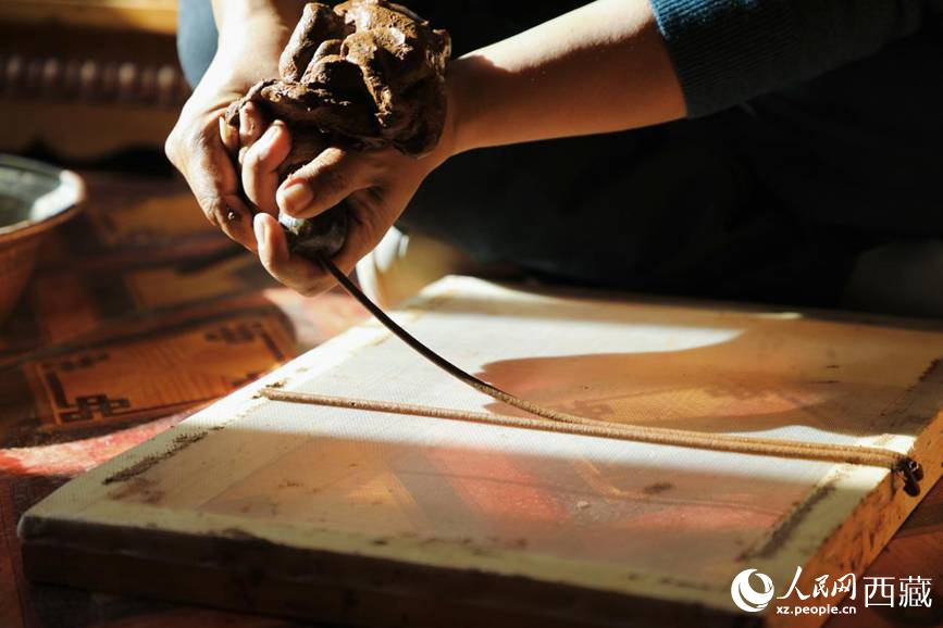 制作藏香過程。人民網(wǎng)記者 次仁羅布攝