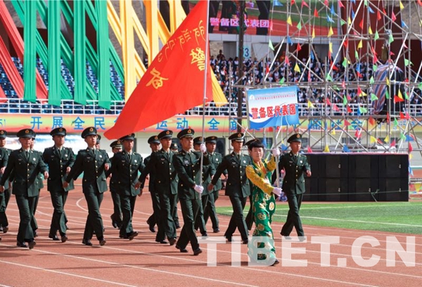圖為拉薩警備區(qū)代表團(tuán)官兵在參加運(yùn)動(dòng)會(huì)現(xiàn)場(chǎng)