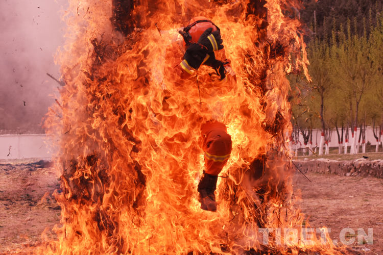 9 張強(qiáng)攝        中隊開展穿越火廊實(shí)戰(zhàn)訓(xùn)練.jpg