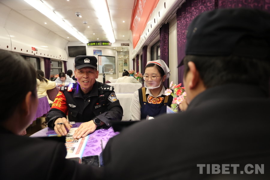 深夜巡視結(jié)束后，乘警長左紅彬與列車工作人員一起召開聯(lián)席會(huì)議。.JPG