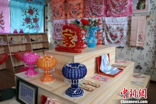 甘肅甘南創(chuàng)“炕頭產(chǎn)業(yè)”:婦女一針一線繡出幸福路