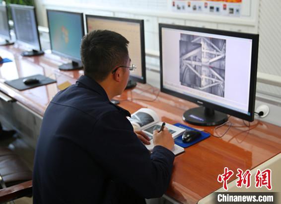 青藏鐵路上的“放射科醫(yī)生”:絕不放過一處疑點(diǎn)