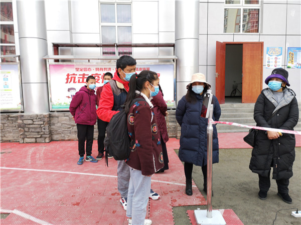 圖片默認標題_fororder_1、學生排隊進入校園-攝影-左斌