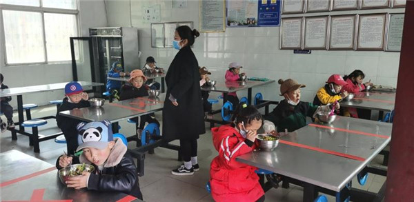 圖片默認標題_fororder_3、錯峰就餐的學生們-攝影-左斌