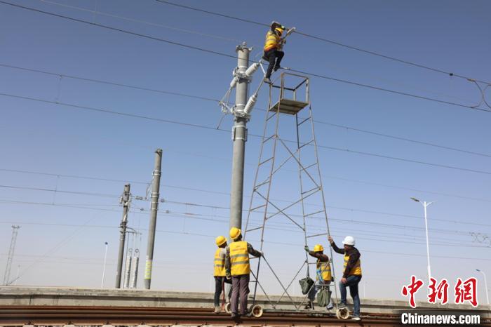 格庫(kù)鐵路(青海段)全線貫通帶電