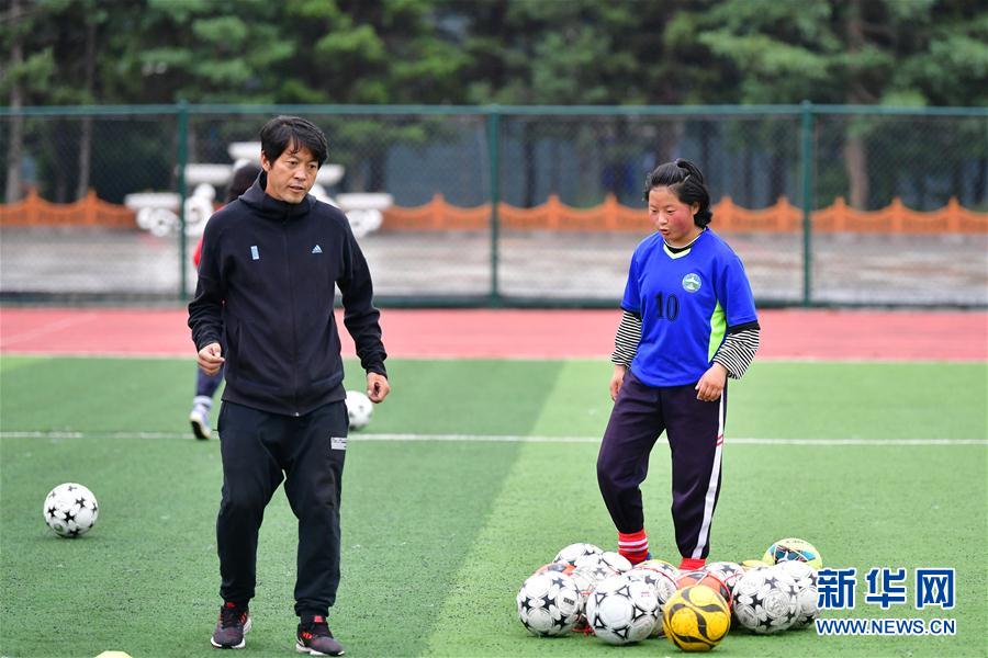 （體育·專題）（17）足球——踢球吧！草原女孩