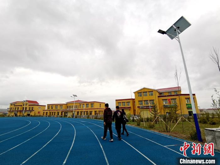 青海草原上的新村落：扶貧政策“照”在我的家，“暖”著我的心