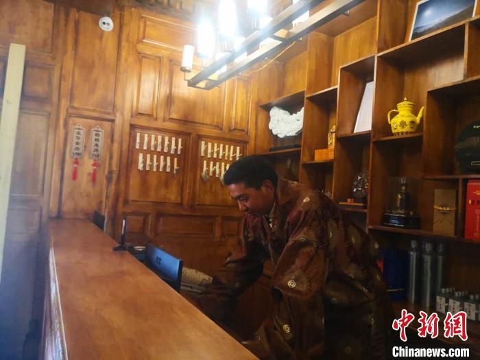 圖為桑杰才讓用電腦處理財務。　史靜靜 攝