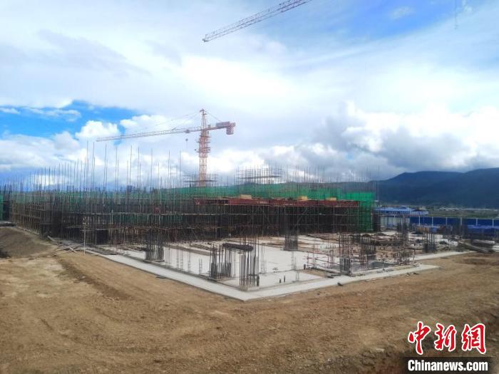 圖為香格里拉站實現(xiàn)封頂。中國鐵路昆明局集團供圖