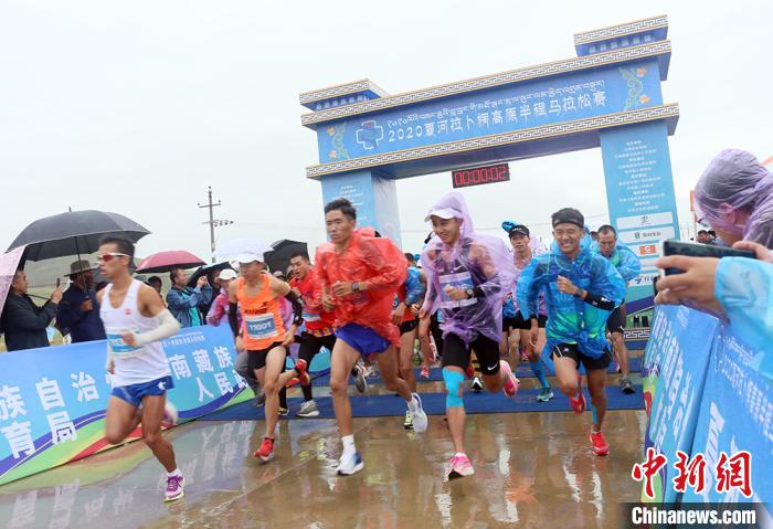 8月23日，拉卜楞高原半程馬拉松在甘加秘境景區(qū)鳴槍開跑?！「哒?攝