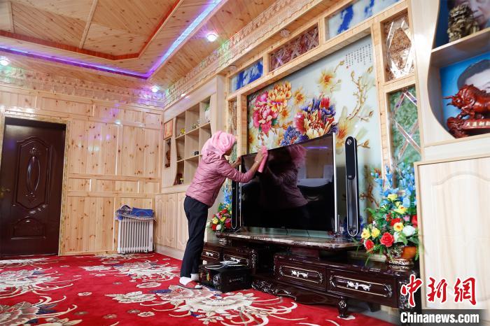 圖為做家務的項青達杰妻子?！●R銘言 攝