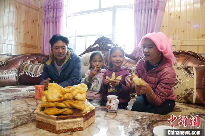 圖為項青達杰一家人合影?！●R銘言 攝