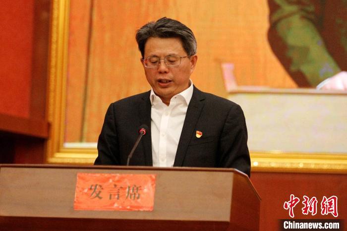 圖為果洛州委常委、副州長、上海市援青聯(lián)絡組組長馮志勇總結對口支援十年工作。　果洛州委宣傳部供圖 攝