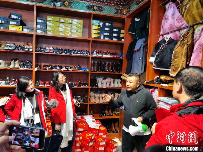 圖為中外媒體在玉樹州玉樹市甘達村采訪?！?zhí)砀?攝