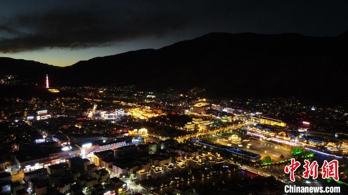 圖為玉樹市城市建設?！√K丹 攝