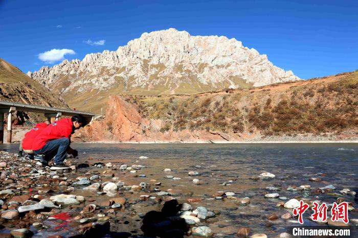 圖為中外記者在雜多縣境內(nèi)的瀾滄江干流采訪當(dāng)?shù)厣鷳B(tài)保護情況?！?zhí)砀?攝