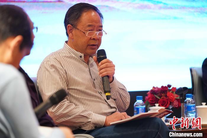 圖為青海省藝術(shù)研究所所長、文化學(xué)者耿占坤發(fā)表觀點?！√K丹 攝