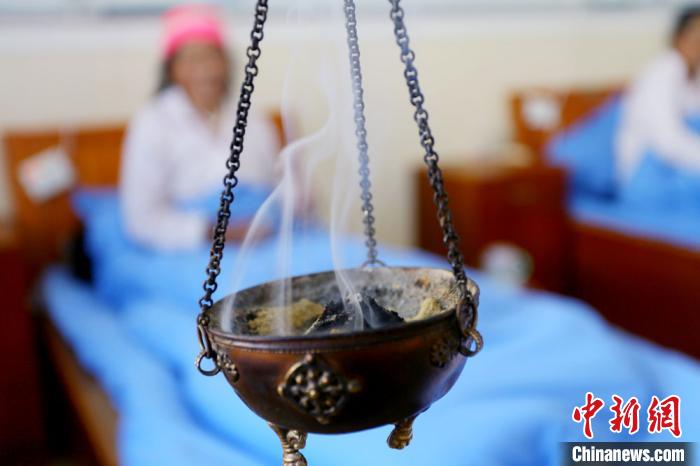 圖為藏醫(yī)熏藥療法?！「哒?攝