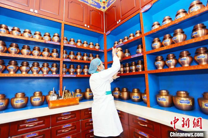 近年來，夏河縣藏醫(yī)醫(yī)院在基礎(chǔ)設(shè)施、醫(yī)療服務(wù)、業(yè)務(wù)拓展、人才梯隊(duì)、制度建設(shè)等都發(fā)生了巨大變化?！「哒?攝