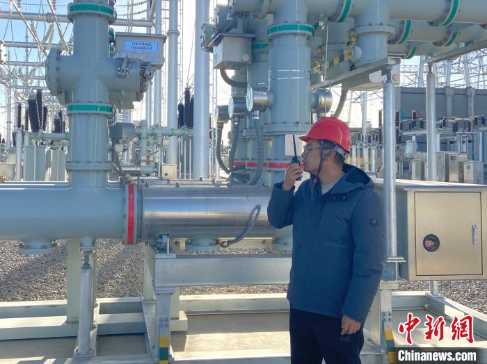 圖為國(guó)網(wǎng)青海檢修公司專業(yè)人員在沙柳變電站驗(yàn)收設(shè)備?！√岂?攝