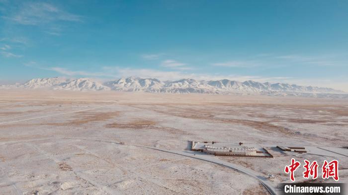 圖為冬季茶卡天空壹號(hào)景區(qū)?！±罱瓕?攝