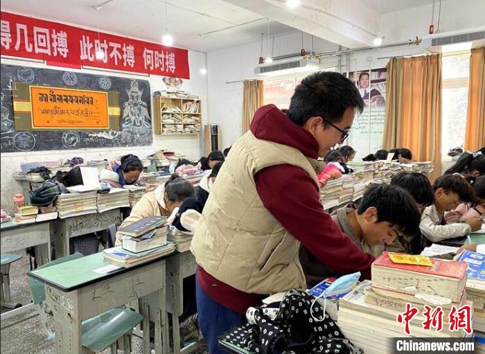 學(xué)生在免費輔導(dǎo)班上課。　尼瑪初 攝