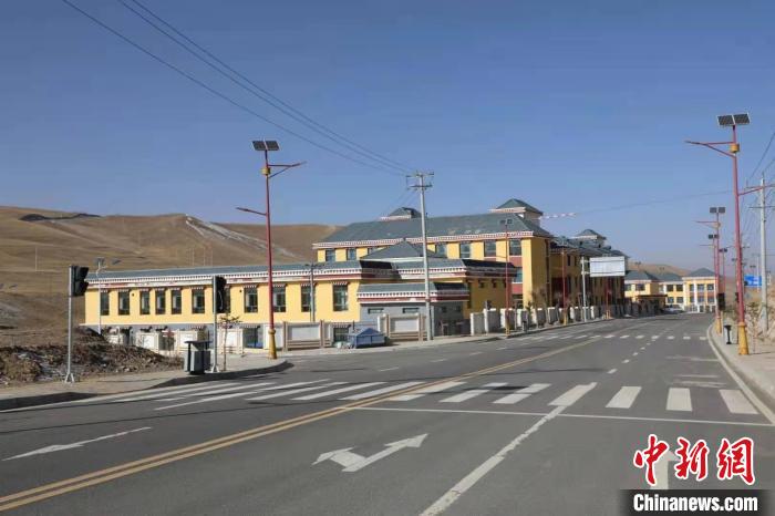 青海黃河岸畔“脫貧戰(zhàn)歌”：村民感受“穩(wěn)穩(wěn)的幸?！?/></a></div>
                        <div   id=