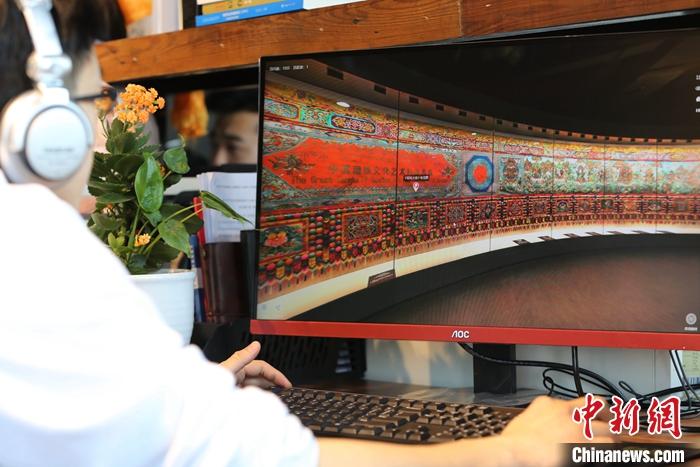 2月23日，青海西寧，市民利用VR瀏覽長達608米的《中國藏族文化藝術(shù)彩繪大觀》。農(nóng)歷辛丑牛年新年“巧遇”藏歷鐵牛新年，青海高原農(nóng)牧民特別是生活在城市的藏族民眾，正享受從“流口水”的糌粑到“鎮(zhèn)館之寶”VR體驗的味覺、視覺“大餐”之變。<a target='_blank' ><p  align=