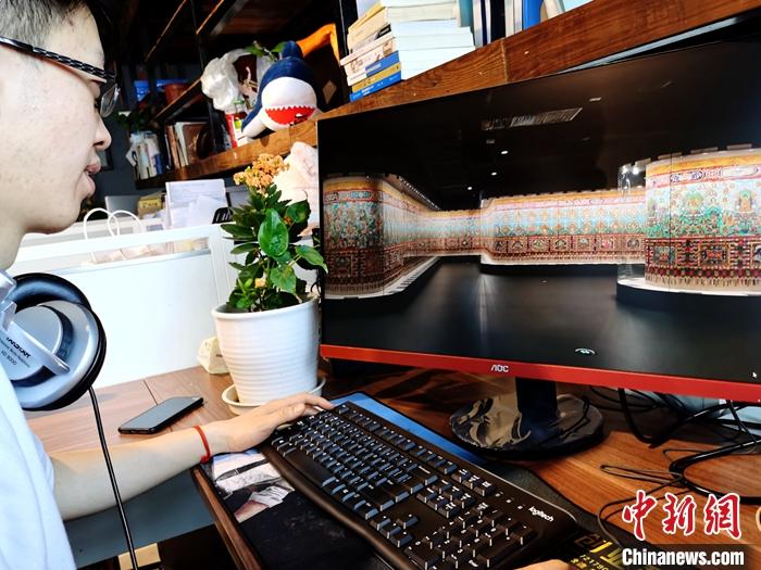 2月23日，青海西寧，市民利用VR瀏覽長(zhǎng)達(dá)608米的《中國(guó)藏族文化藝術(shù)彩繪大觀》。農(nóng)歷辛丑牛年新年“巧遇”藏歷鐵牛新年，青海高原農(nóng)牧民特別是生活在城市的藏族民眾，正享受從“流口水”的糌粑到“鎮(zhèn)館之寶”VR體驗(yàn)的味覺、視覺“大餐”之變。<a target='_blank' ><p  align=