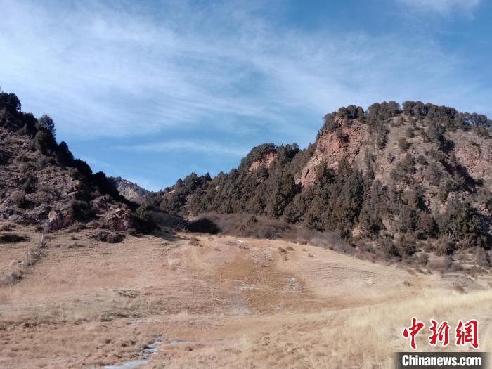 圖為坎布拉外圍地區(qū)的古火山口。孫揚益 供圖 孫揚益 供圖 攝