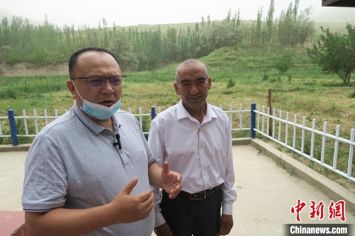 圖右為普魯村當(dāng)年迎接進(jìn)藏先遣連入村的見證者后代西日普·依布地?！畛坛?攝