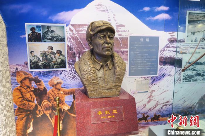 圖為南疆軍區(qū)某合成團(tuán)1連榮譽(yù)室，雕像是進(jìn)藏先遣英雄連總指揮李狄三。　楊程晨 攝