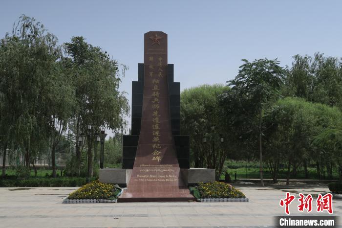 圖為位于于田縣中心的中國人民解放軍獨立騎兵師先遣連進(jìn)藏紀(jì)念碑?！畛坛?攝