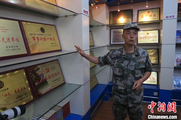 圖為南疆軍區(qū)某合成團(tuán)1連連長齊楠?！畛坛?攝